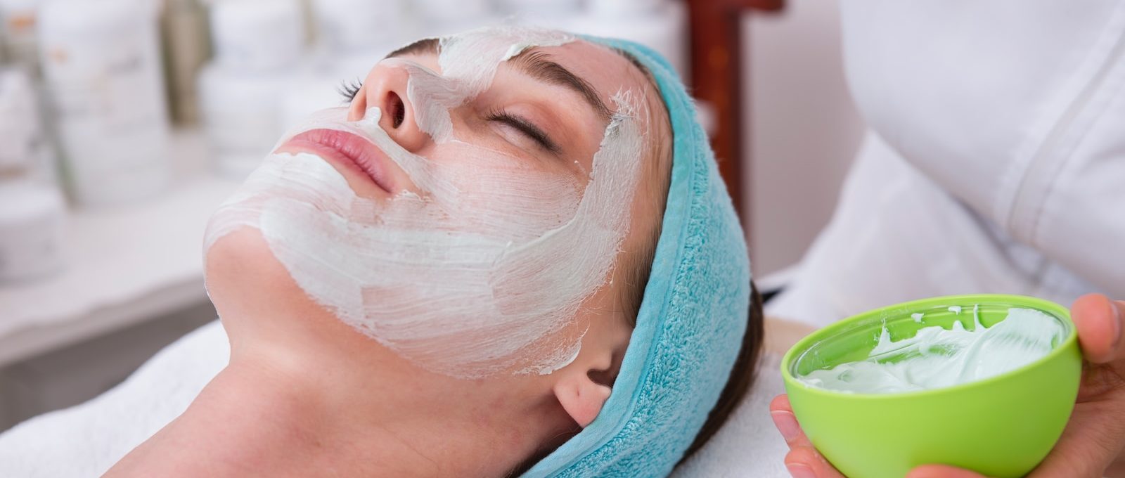femme recevant un soin du visage dans un institut de beauté